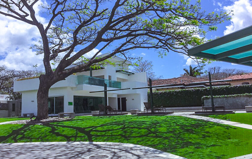 Lindora Santa Ana! Condo contemporáneo amueblado con jardín