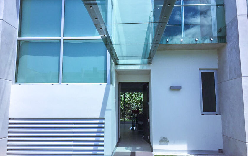 Lindora Santa Ana! Condo contemporáneo amueblado con jardín
