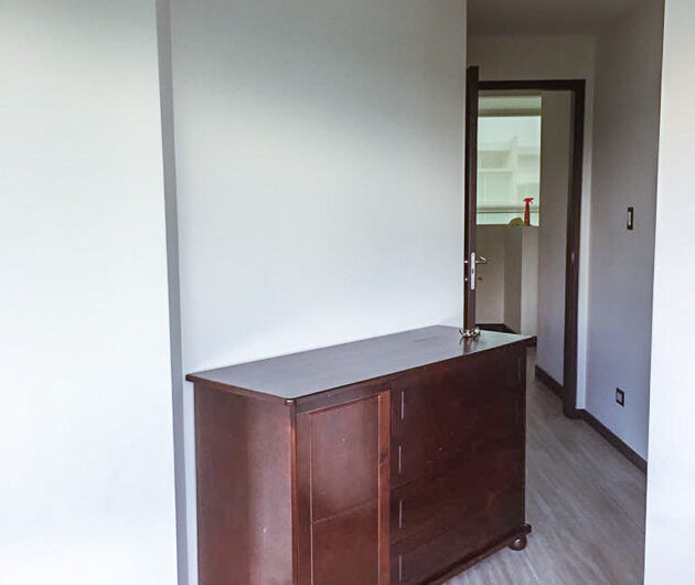 Lindora Santa Ana! Condo contemporáneo amueblado con jardín