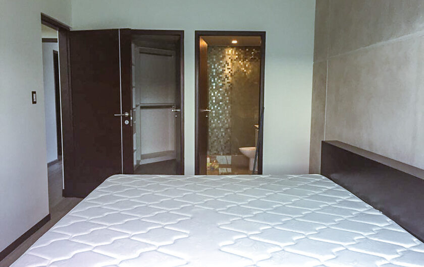 Lindora Santa Ana! Condo contemporáneo amueblado con jardín