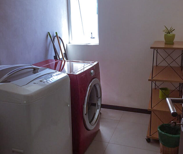 Lindora Santa Ana! Condo contemporáneo amueblado con jardín