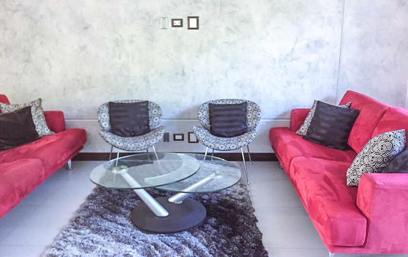 Lindora Santa Ana! Condo contemporáneo amueblado con jardín