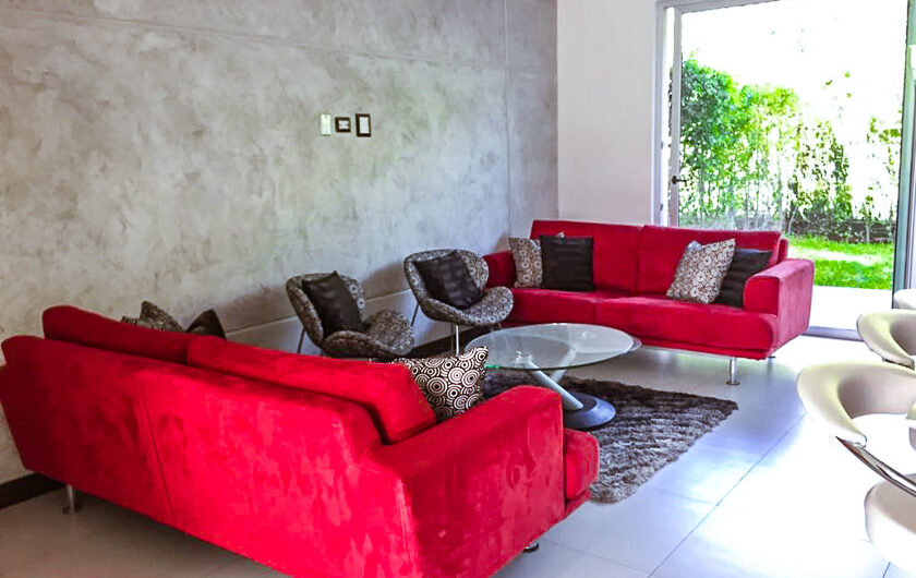 Lindora Santa Ana! Condo contemporáneo amueblado con jardín