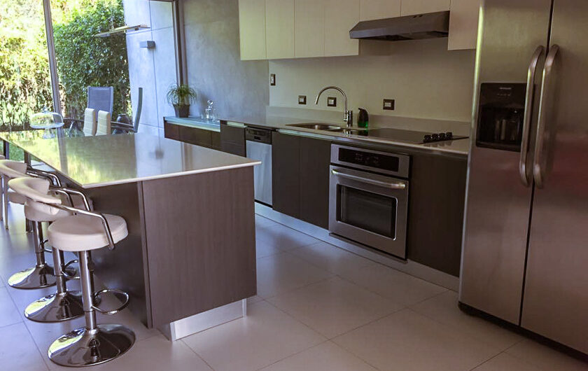 Lindora Santa Ana! Condo contemporáneo amueblado con jardín