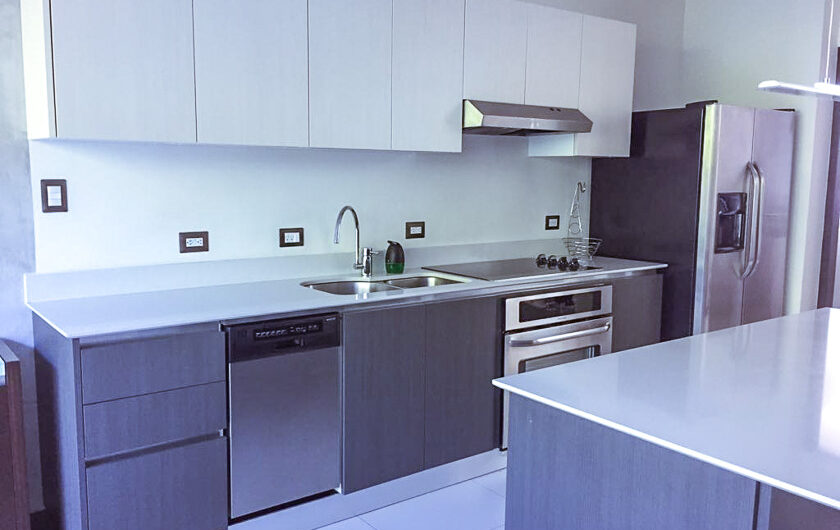 Lindora Santa Ana! Condo contemporáneo amueblado con jardín