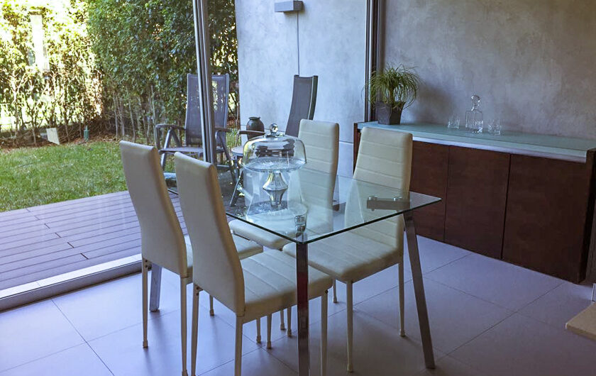 Lindora Santa Ana! Condo contemporáneo amueblado con jardín