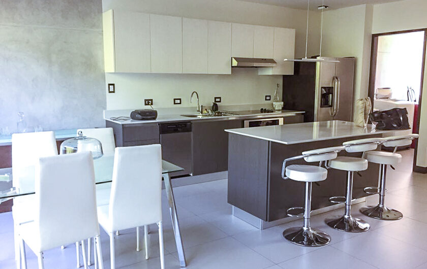 Lindora Santa Ana! Condo contemporáneo amueblado con jardín