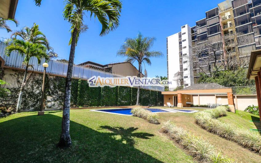 Condo de 3 habit. + de servicio + sala tv en Bello Horizonte Escazú