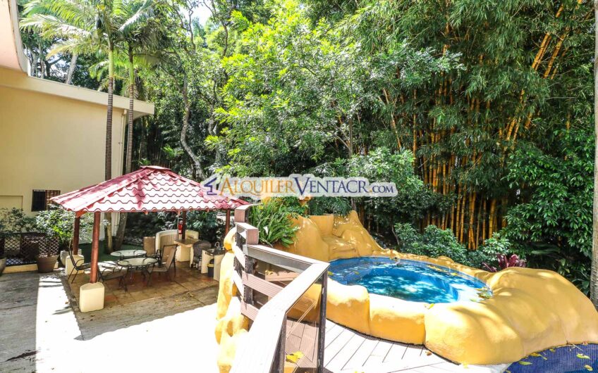 Apartamento de 219 m2 de 3 habit. + oficina y vista en San Rafael Escazú