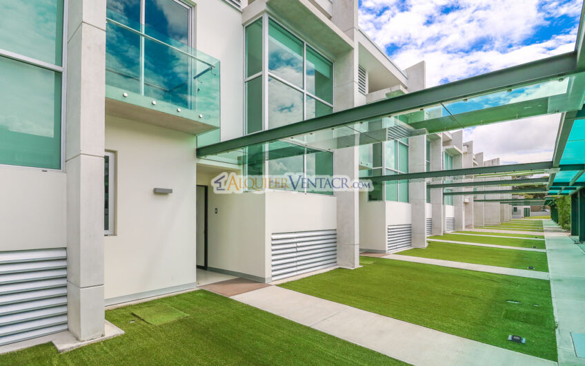 Lindora Santa Ana! Condo contemporáneo amueblado con jardín