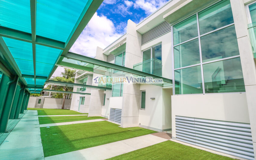 Lindora Santa Ana! Condo contemporáneo amueblado con jardín