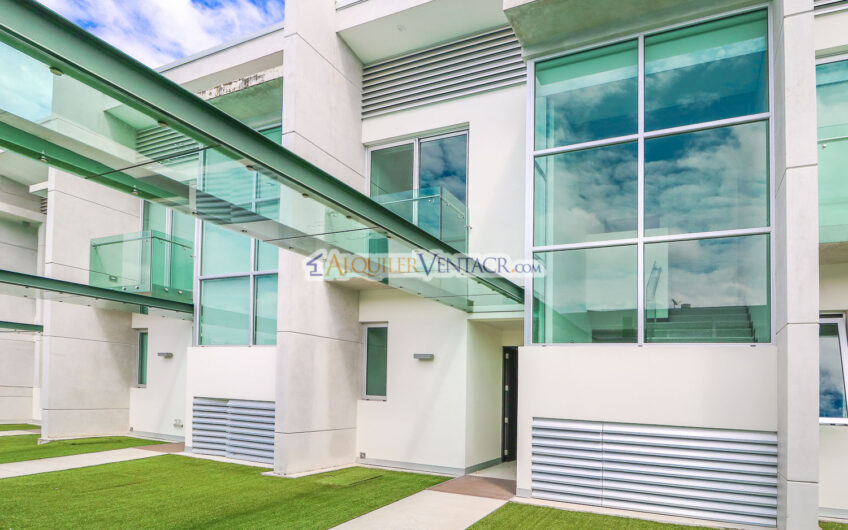 Lindora Santa Ana! Condo contemporáneo amueblado con jardín