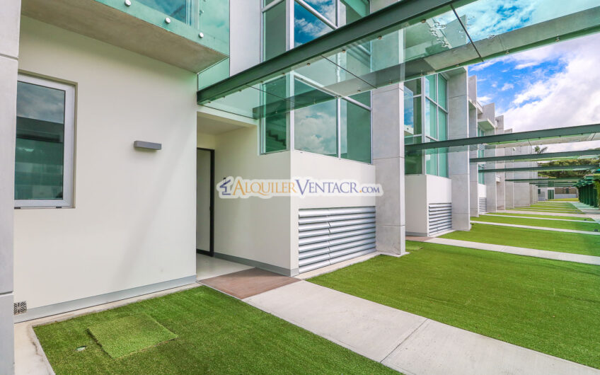 Lindora Santa Ana! Condo contemporáneo amueblado con jardín