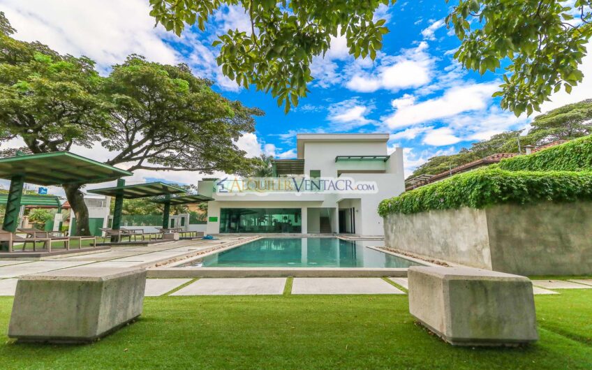 Lindora Santa Ana! Condo contemporáneo amueblado con jardín