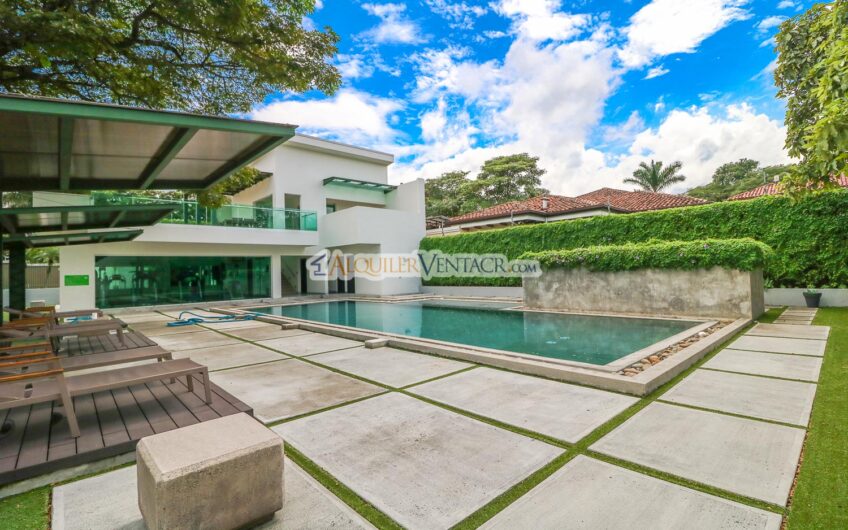 Lindora Santa Ana! Condo contemporáneo amueblado con jardín