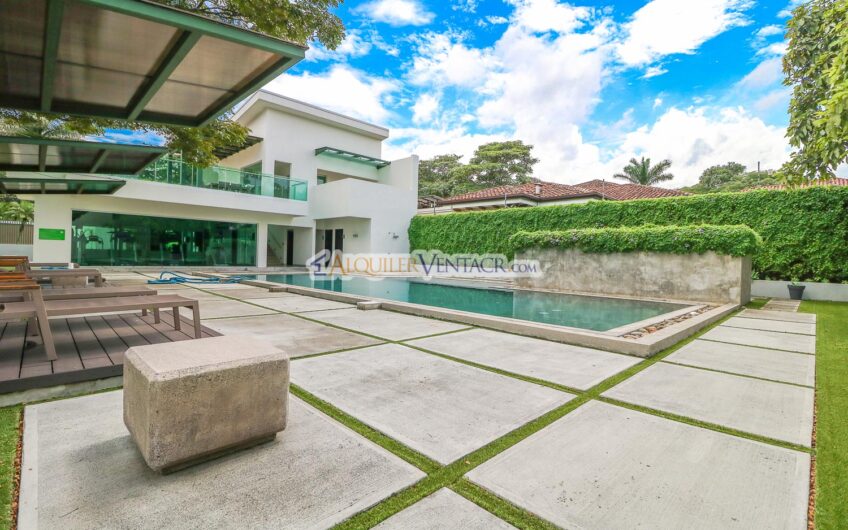 Lindora Santa Ana! Condo contemporáneo amueblado con jardín