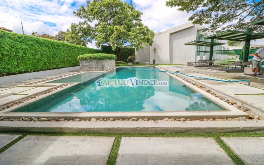 Lindora Santa Ana! Condo contemporáneo amueblado con jardín