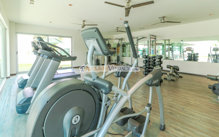 Lindora Santa Ana! Condo contemporáneo amueblado con jardín