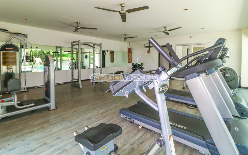 Lindora Santa Ana! Condo contemporáneo amueblado con jardín