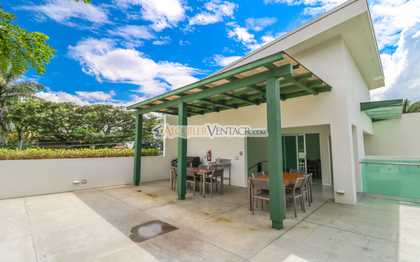 Lindora Santa Ana! Condo contemporáneo amueblado con jardín