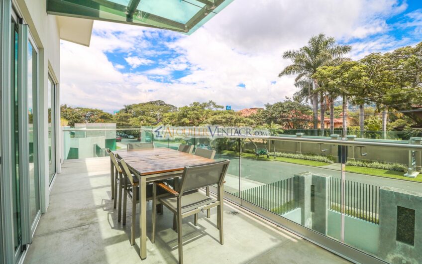 Lindora Santa Ana! Condo contemporáneo amueblado con jardín