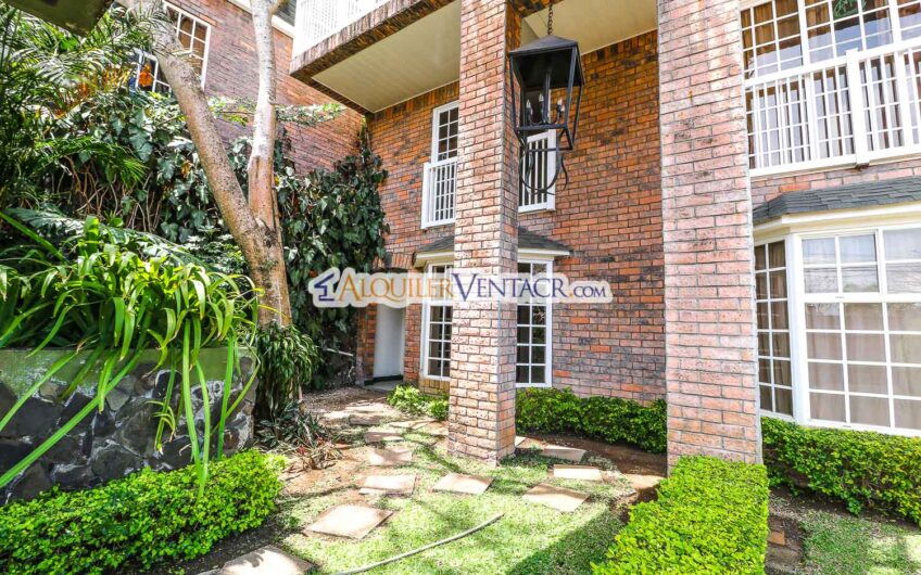Apartamento estilo inglés de 2 habit. x World Gym Guachipelín Escazú