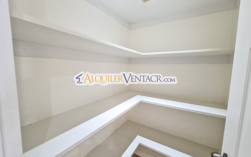 Apartamento amueblado de 3 habit. con vista en San Rafael Escazú