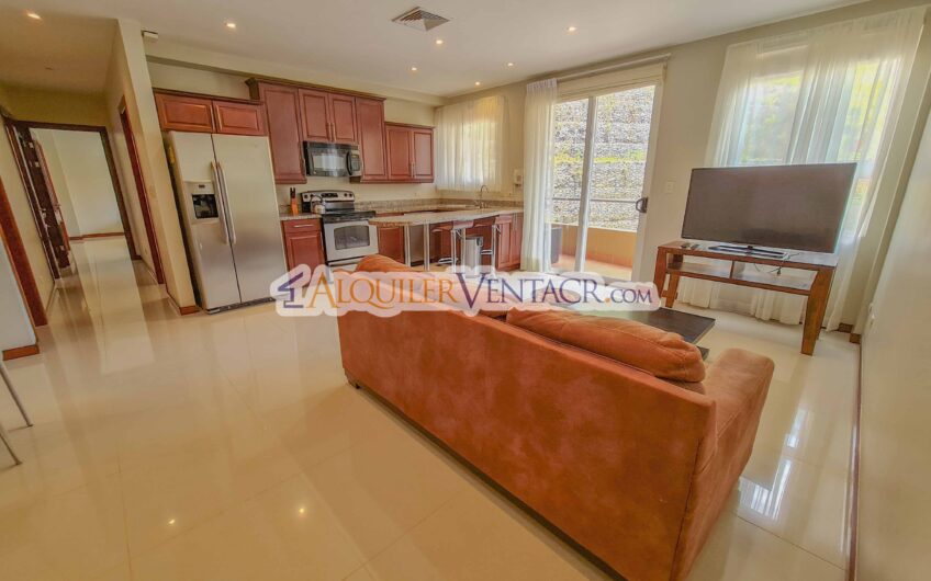 Apartamento amueblado en San Rafael de Escazú con balcón y amenidades
