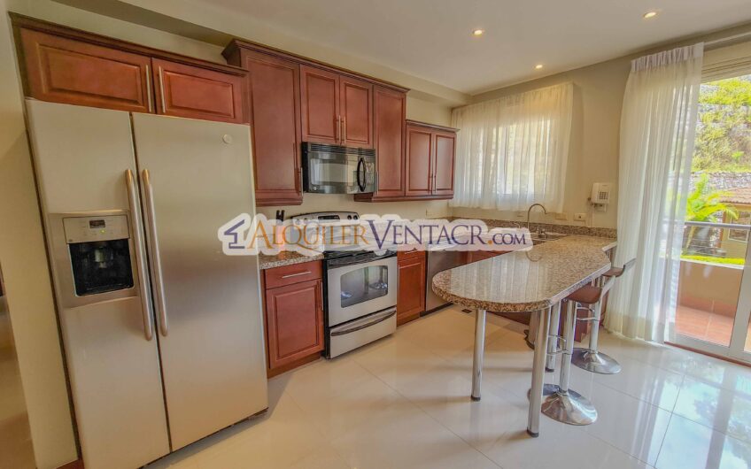 Apartamento amueblado en San Rafael de Escazú con balcón y amenidades