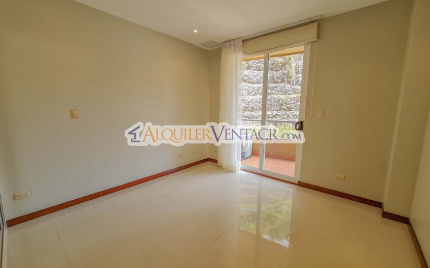 Apartamento amueblado en San Rafael de Escazú con balcón y amenidades