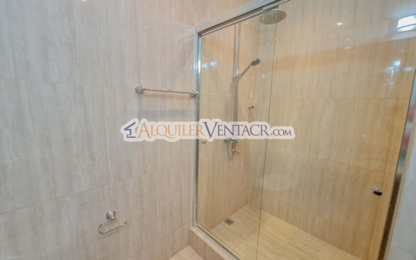 Apartamento amueblado en San Rafael de Escazú con balcón y amenidades