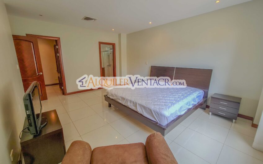 Apartamento amueblado en San Rafael de Escazú con balcón y amenidades