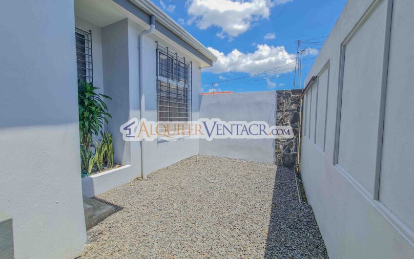 Casa de un nivel de 2 habit. con patio en Santa Ana Centro