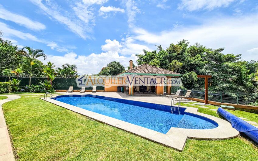 Apartamento amueblado en 1er nivel en San Rafael Escazú