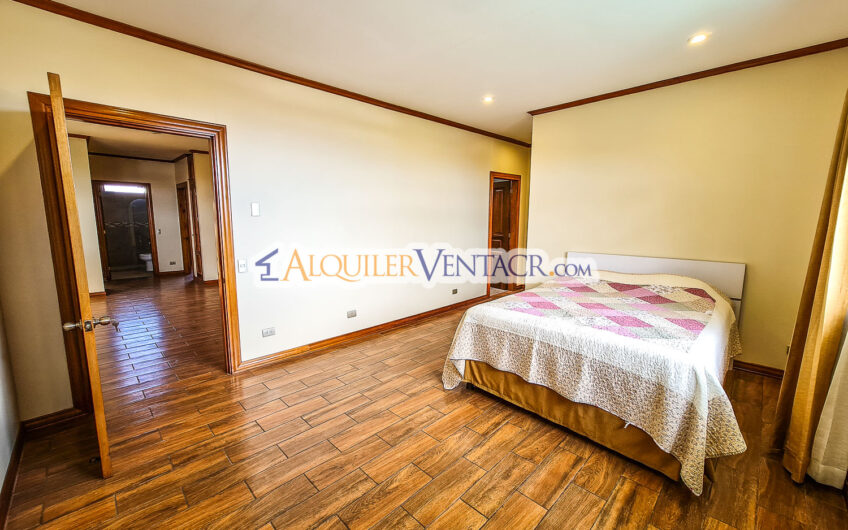 Condo de 350 m2 con full vistas / terraza y línea blanca en Guachipelín Escazú