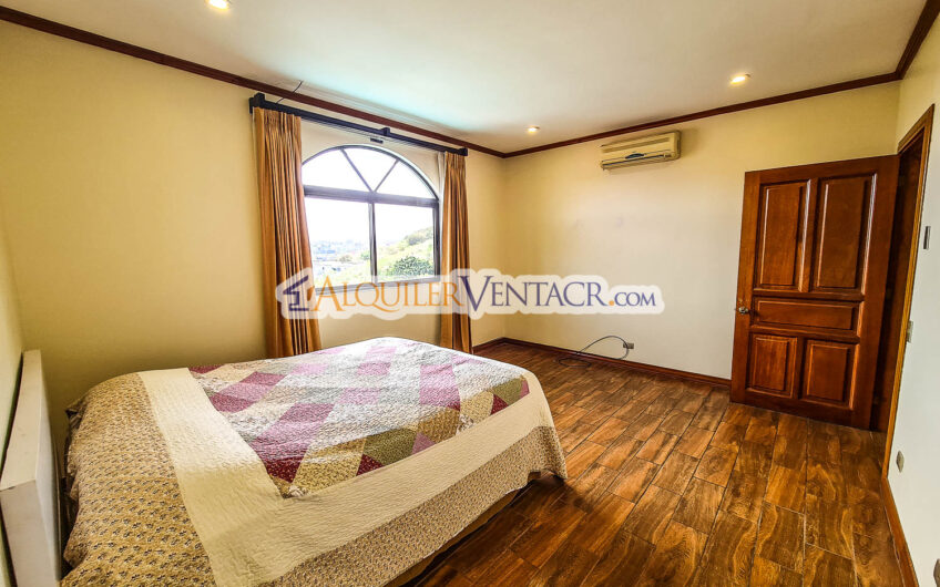 Condo de 350 m2 con full vistas / terraza y línea blanca en Guachipelín Escazú