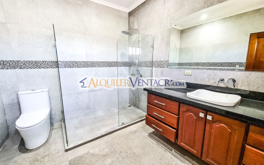 Condo de 350 m2 con full vistas / terraza y línea blanca en Guachipelín Escazú