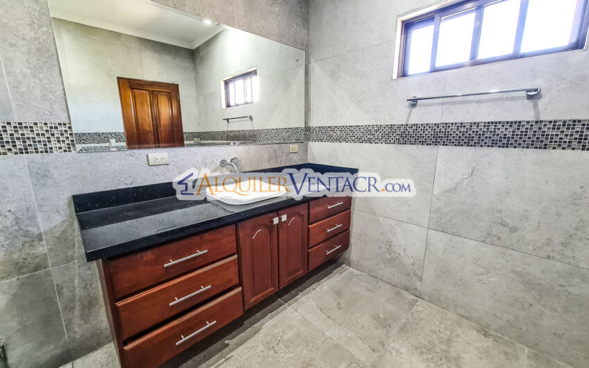 Condo de 350 m2 con full vistas / terraza y línea blanca en Guachipelín Escazú