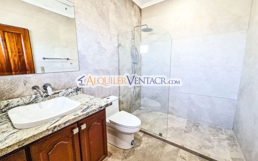 Condo de 350 m2 con full vistas / terraza y línea blanca en Guachipelín Escazú
