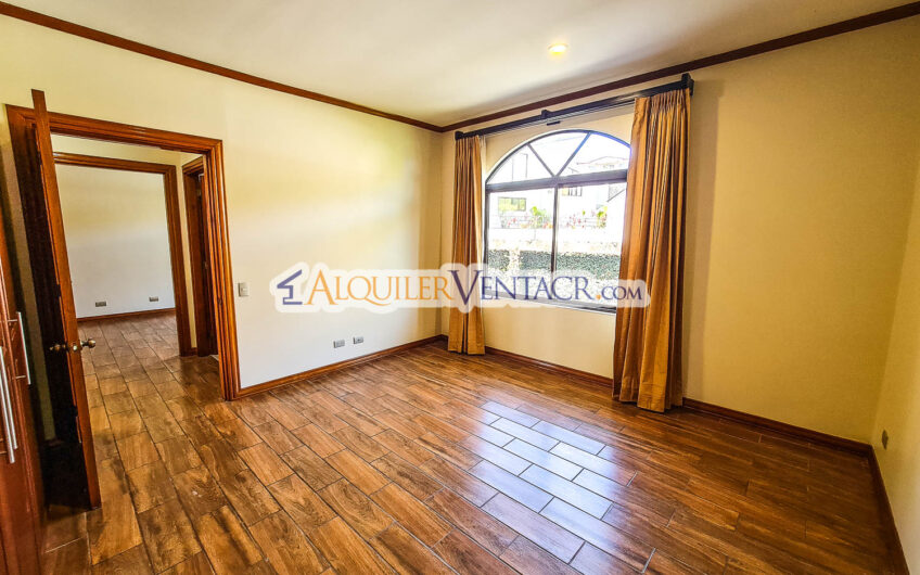 Condo de 350 m2 con full vistas / terraza y línea blanca en Guachipelín Escazú
