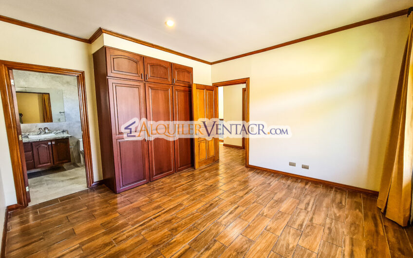 Condo de 350 m2 con full vistas / terraza y línea blanca en Guachipelín Escazú