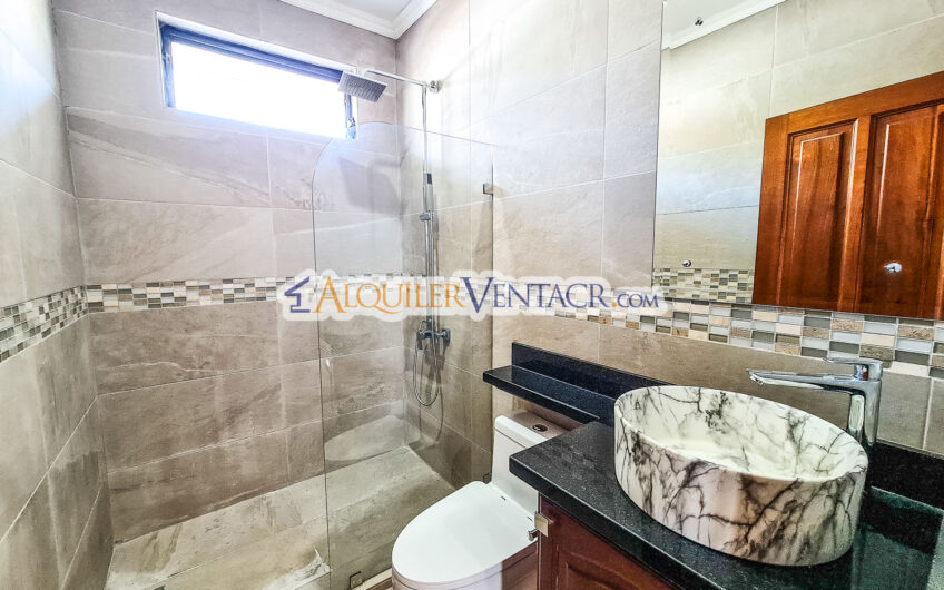 Condo de 350 m2 con full vistas / terraza y línea blanca en Guachipelín Escazú