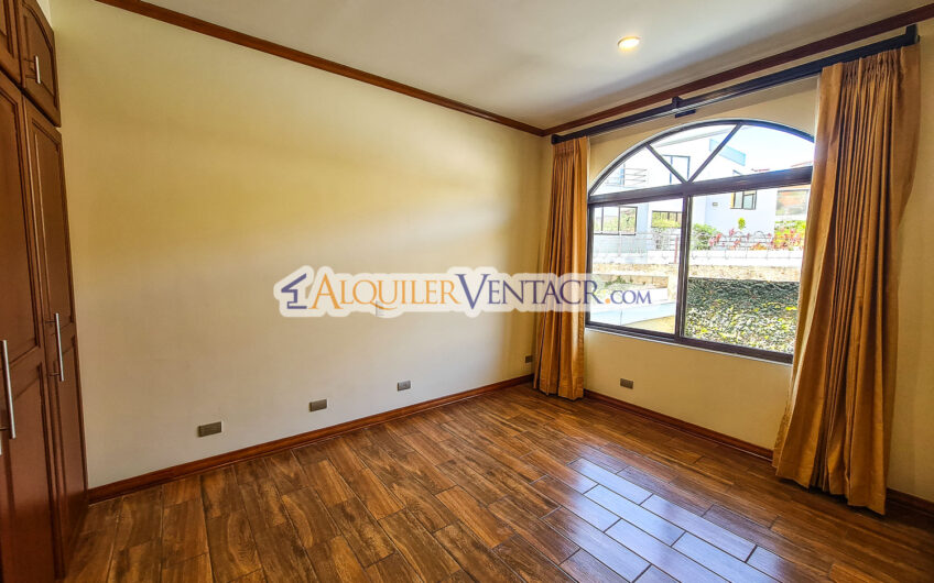 Condo de 350 m2 con full vistas / terraza y línea blanca en Guachipelín Escazú