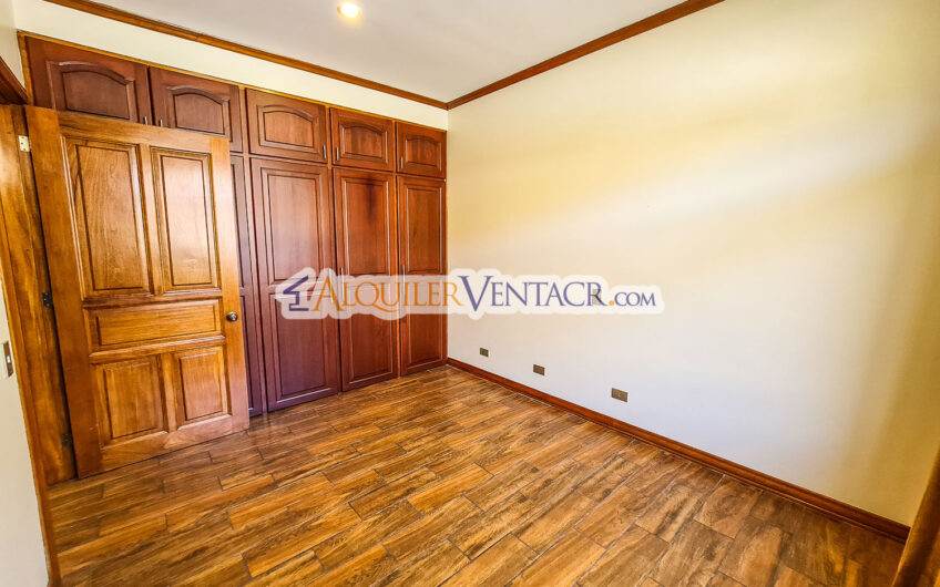 Condo de 350 m2 con full vistas / terraza y línea blanca en Guachipelín Escazú