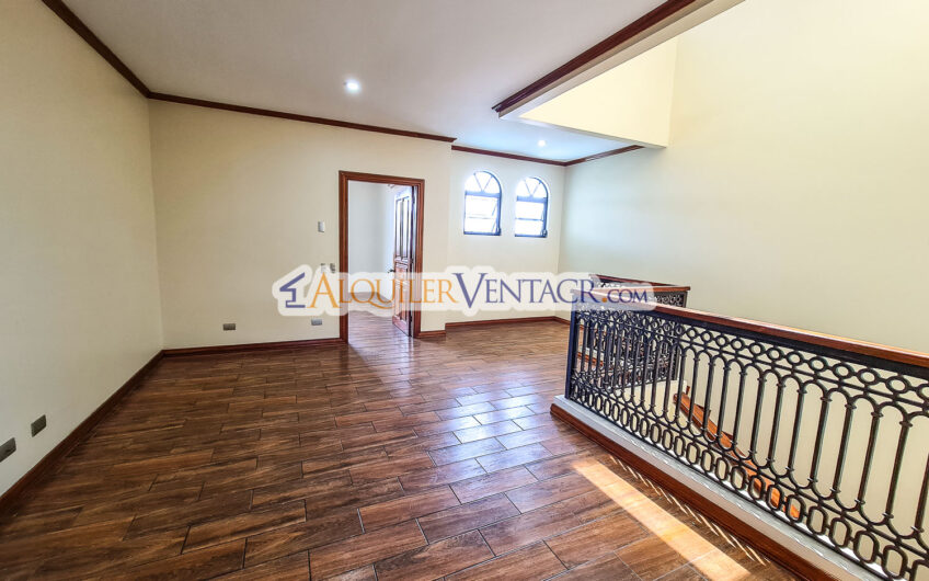 Condo de 350 m2 con full vistas / terraza y línea blanca en Guachipelín Escazú