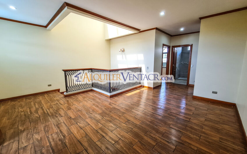 Condo de 350 m2 con full vistas / terraza y línea blanca en Guachipelín Escazú