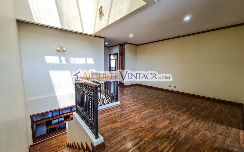 Condo de 350 m2 con full vistas / terraza y línea blanca en Guachipelín Escazú