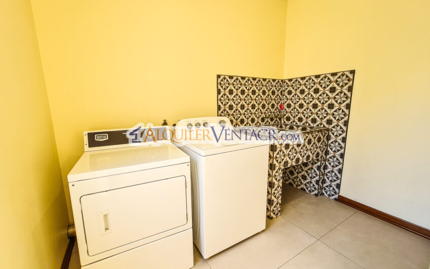 Condo de 350 m2 con full vistas / terraza y línea blanca en Guachipelín Escazú