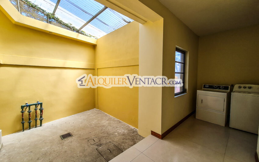 Condo de 350 m2 con full vistas / terraza y línea blanca en Guachipelín Escazú