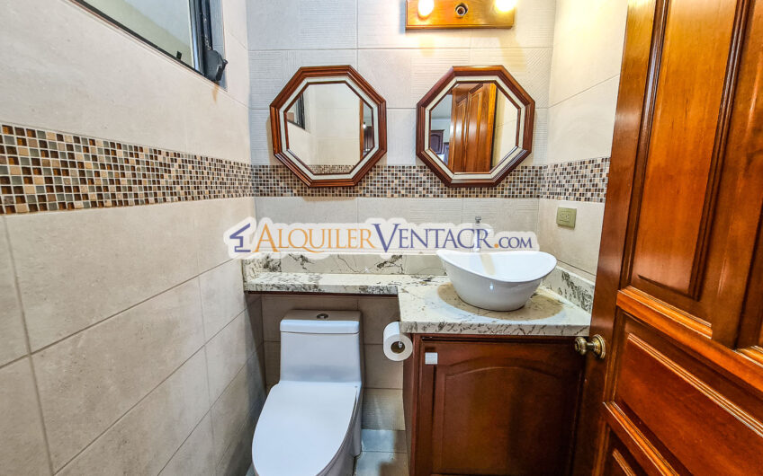 Condo de 350 m2 con full vistas / terraza y línea blanca en Guachipelín Escazú